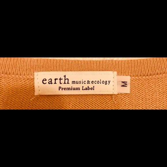 Beautiful and So Soft Tan Cardigan Sweet Buttons - Picture 2 of 8